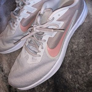 BRAND NEW WOMENS NIKE DOWNSHIFTER